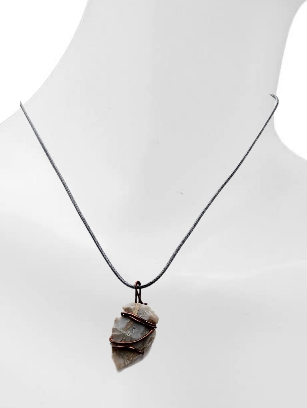Hand-Knspped Gray Stone Arrowhead Pendant Necklace. NWOT